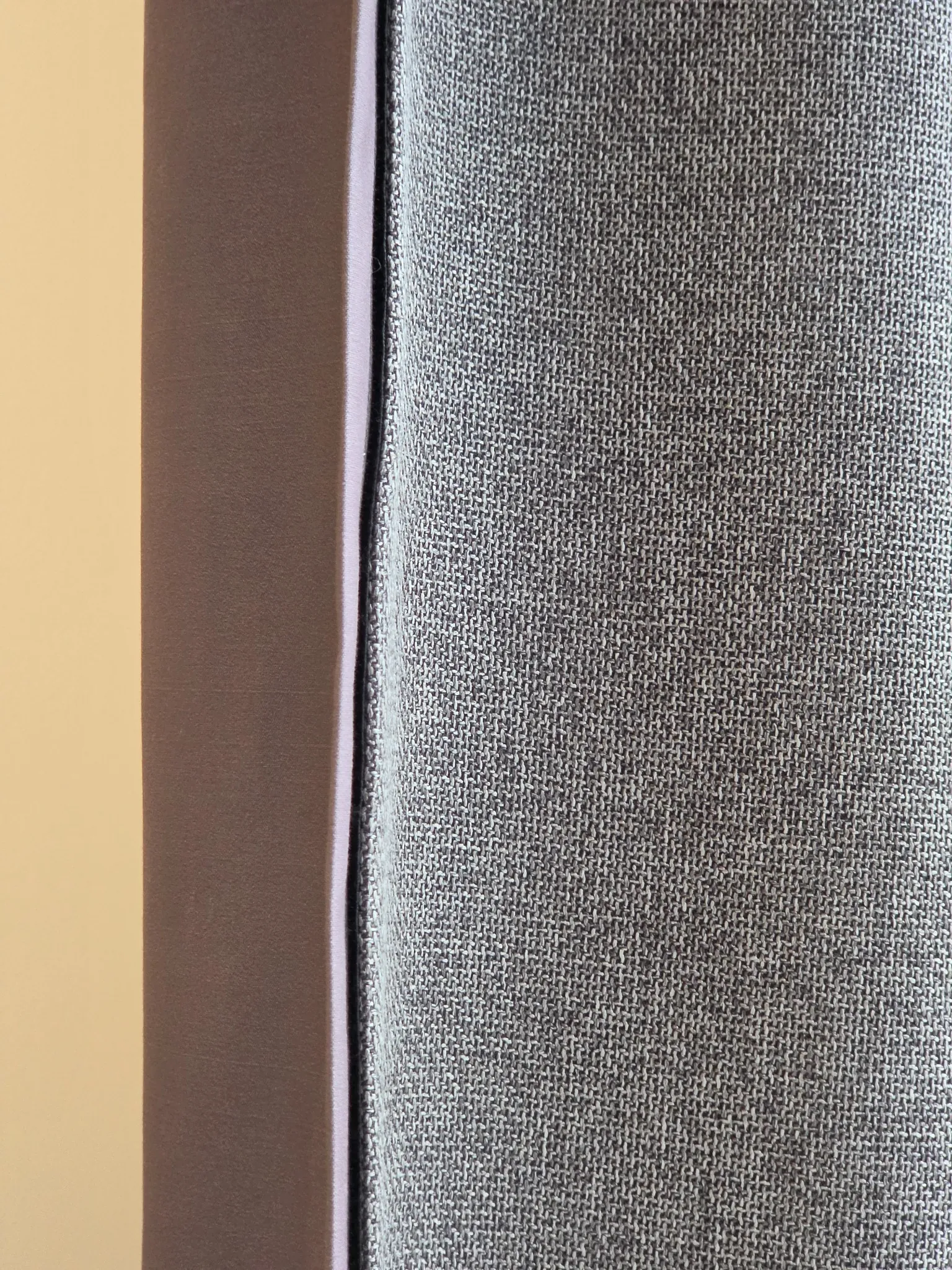 Bespoke curtains in Berlin: Fabric texture in detail