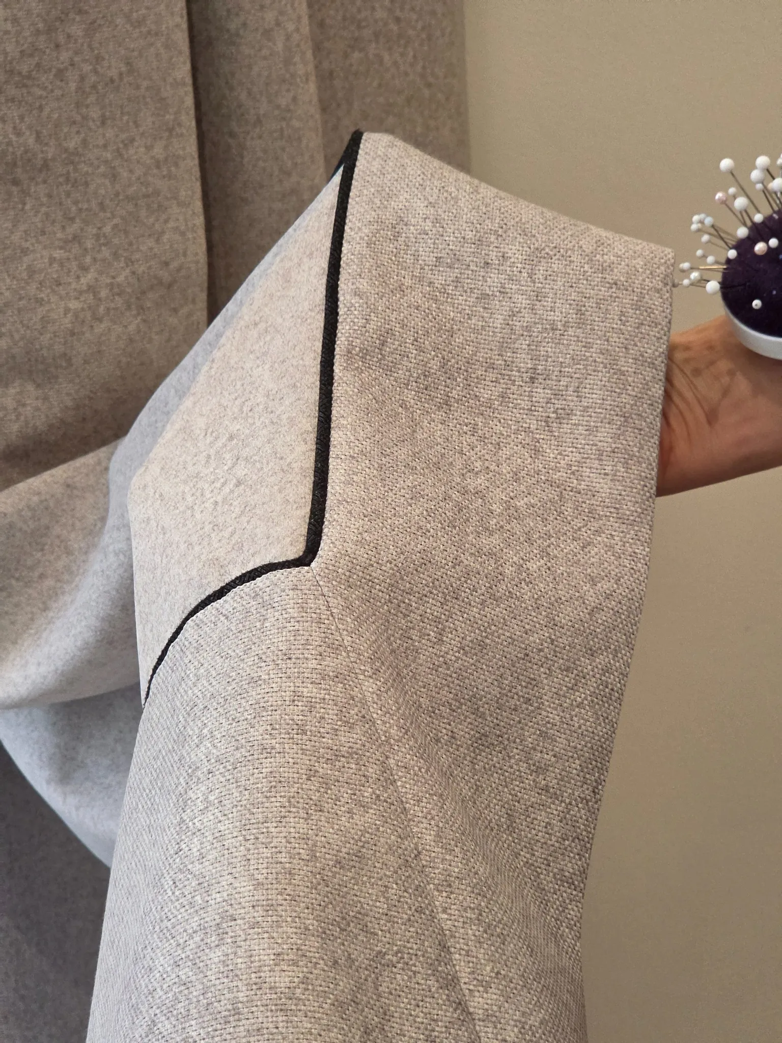 Bespoke curtains in Berlin: Hem and edge finishing