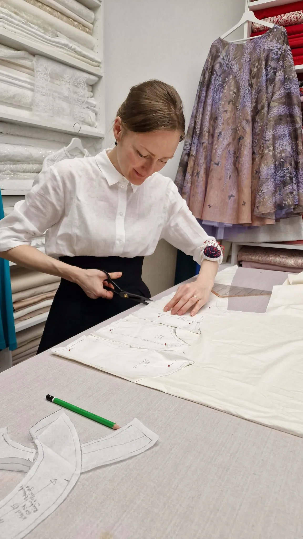 Cutting fabric from a pattern at the Berlin made-to-measure atelier