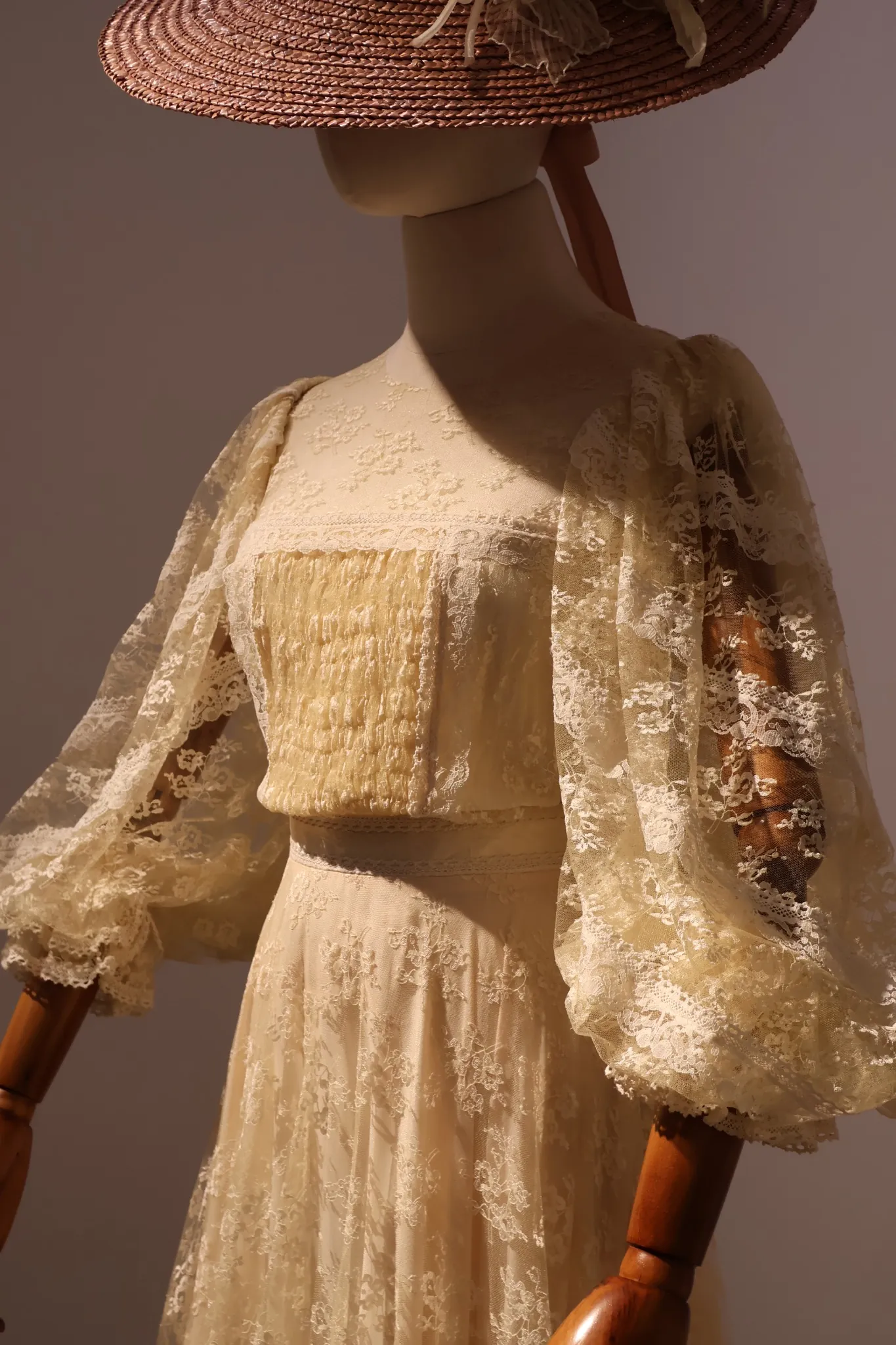 Detailansicht von Spitze, Taille und Puffärmeln am Retro-Kleid