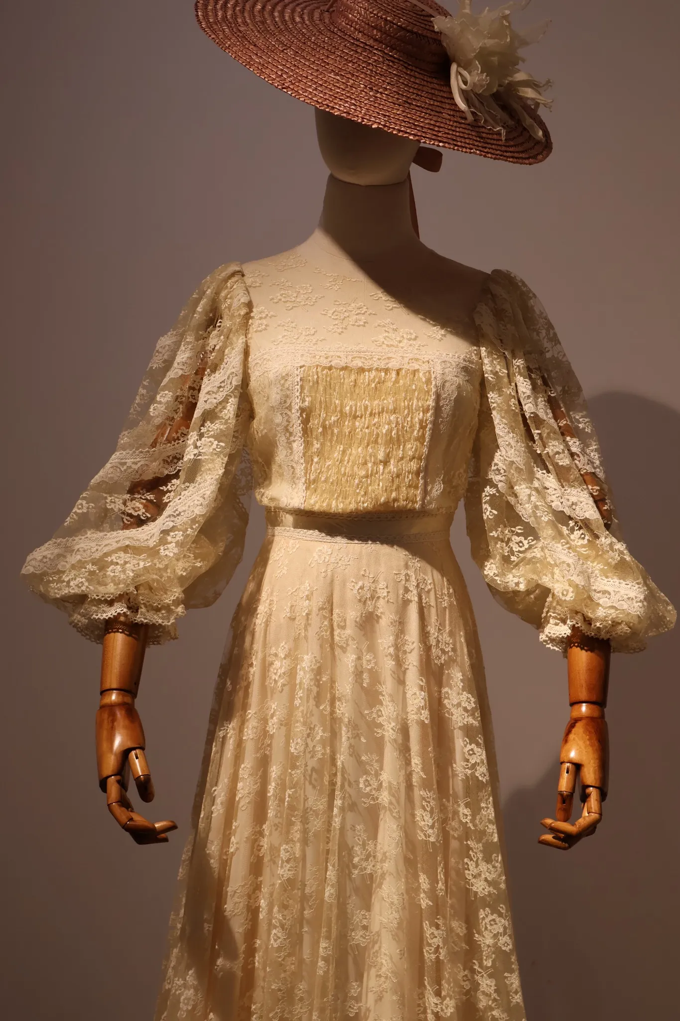 Vintage lace dress with puff sleeves – inspiration for garment restyling at ÄTELIER Berlin